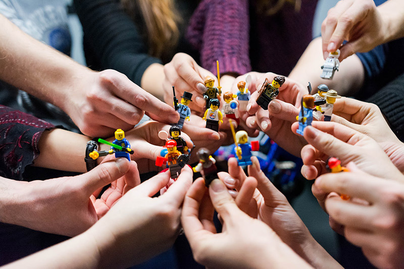 Lego minifigures: let's play with firends