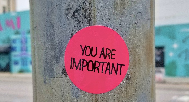 "You are important" sticker as a signal to the client