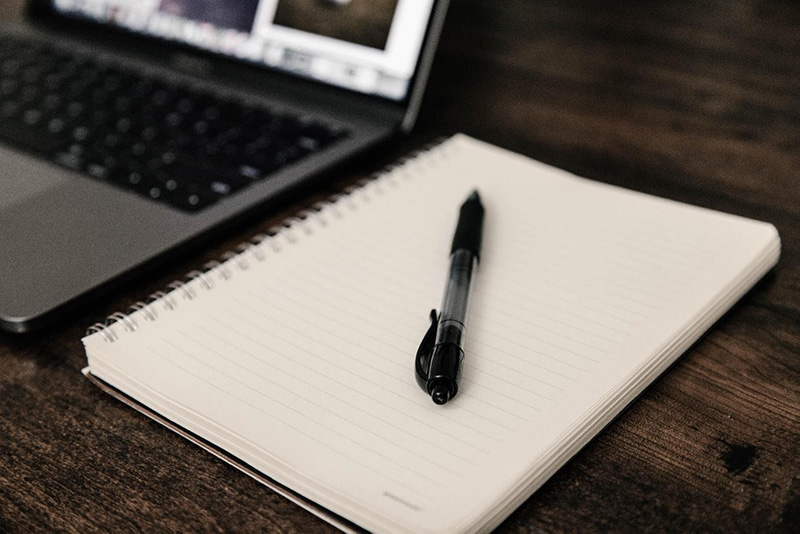 Pen with blank notebook on the desk